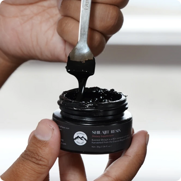 files/measuring-everest-shilajit-resin-with-spoon.webp